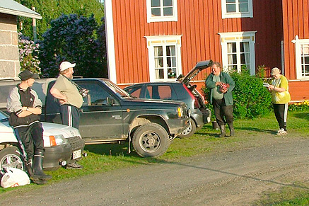Autonsa per��n on laittamassa palkintoaan miesten sarjan voittaja Nyykooli, vasemmalla kes�asukki Jarmo Ruusila ja Harsun Tuomas