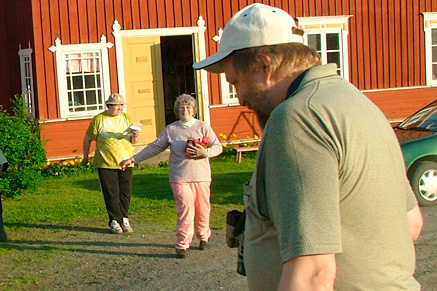 Palkintoa noutamassa naisten sarjan voittaja Eeva-Liisa Kulma, edess� miesten sarjan kolmonen Jarmo Ruusil